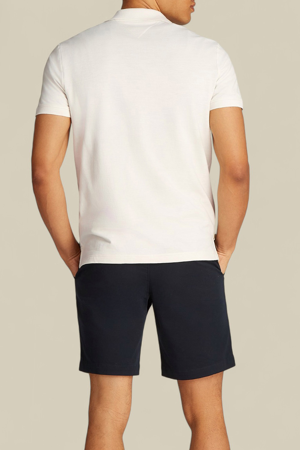 תמונת דוגמן אחורית של חולצת פולו