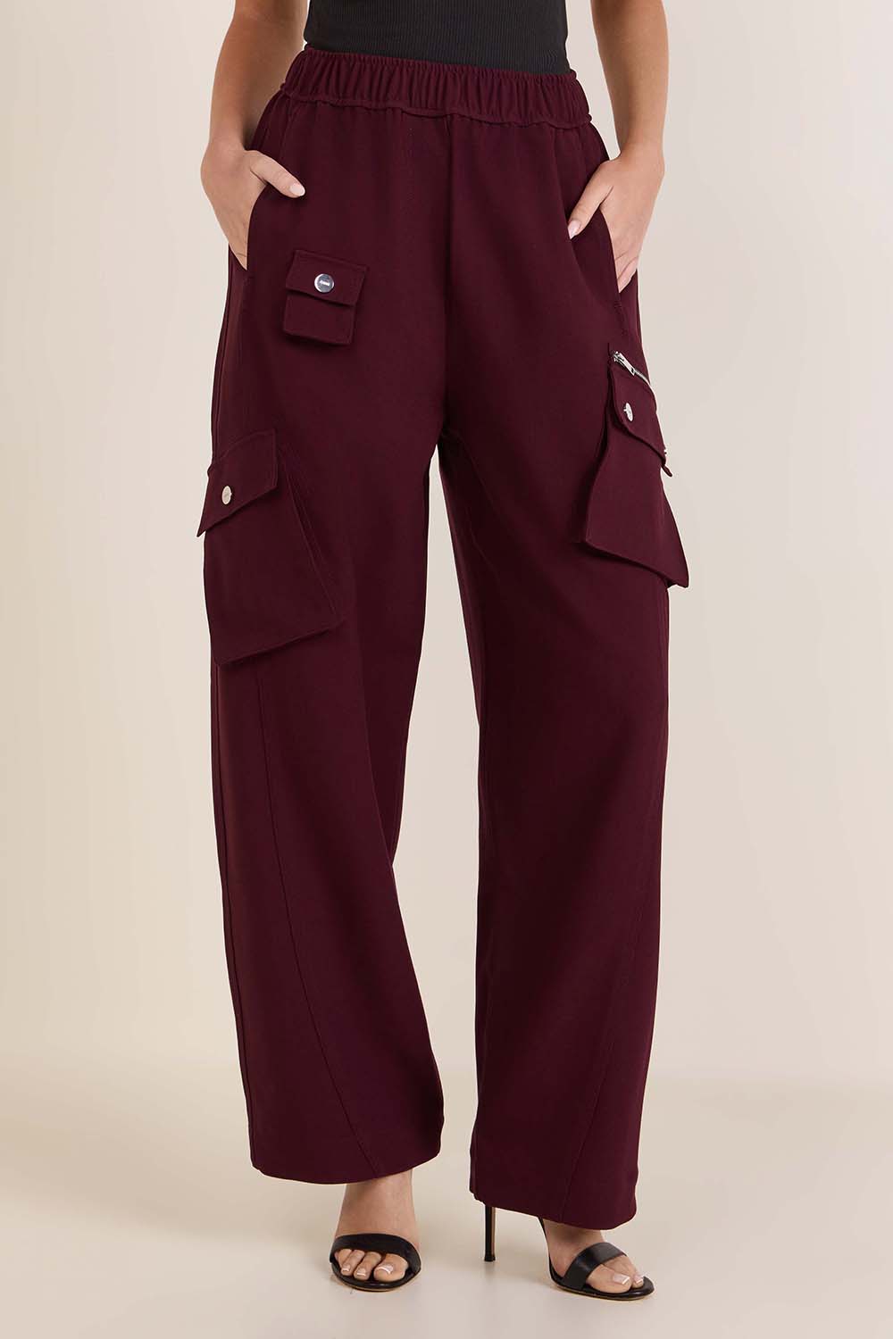 תמונת דוגמן קידמית של מכנסי קרגו