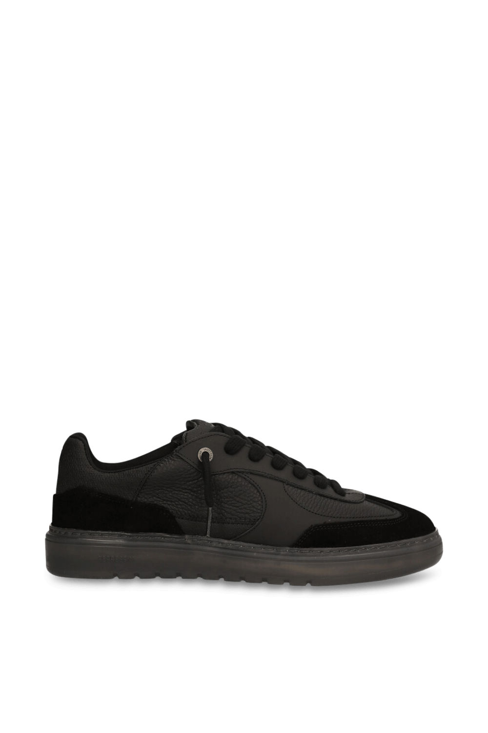 תמונה קידמית של נעלי סניקרס