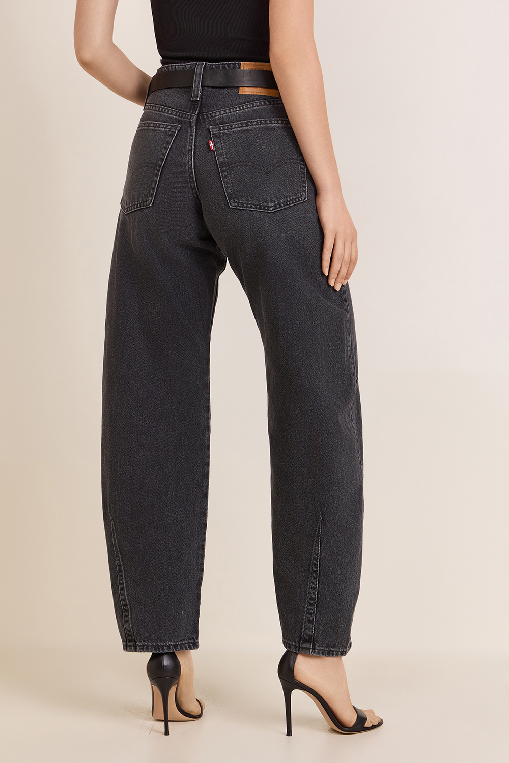 תמונת דוגמן אחורית של מכנסי ג'ינס בלון בגזרה משוחררת