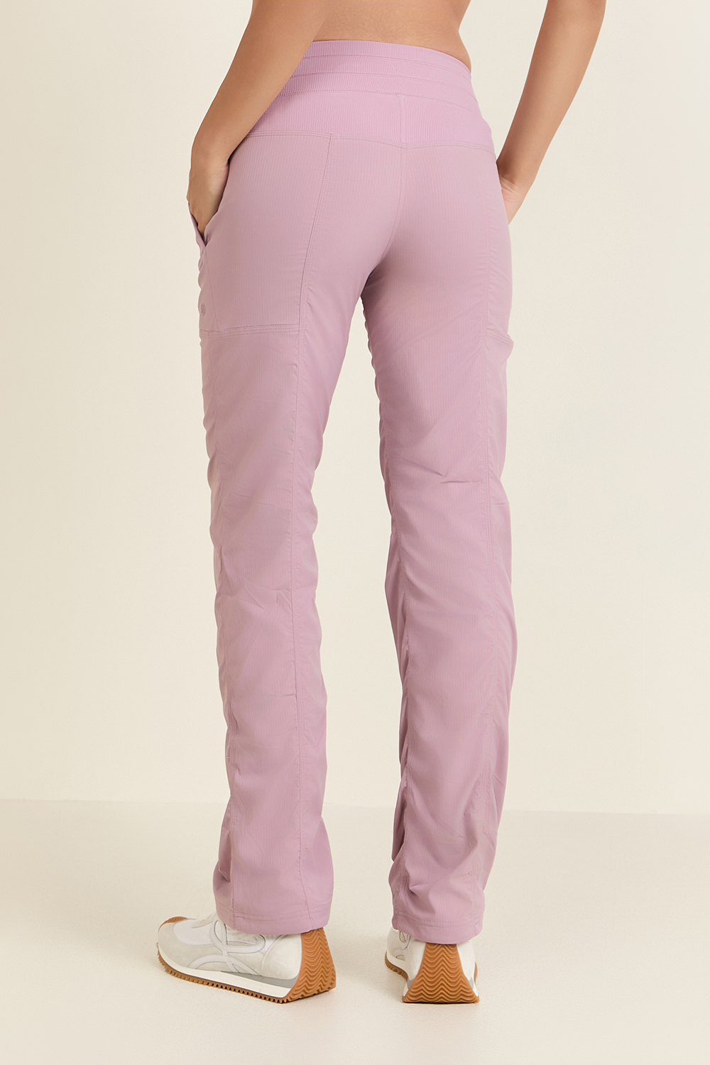 תמונת דוגמן אחורית של Dance Studio Mid-Rise Lined Pant *Regular