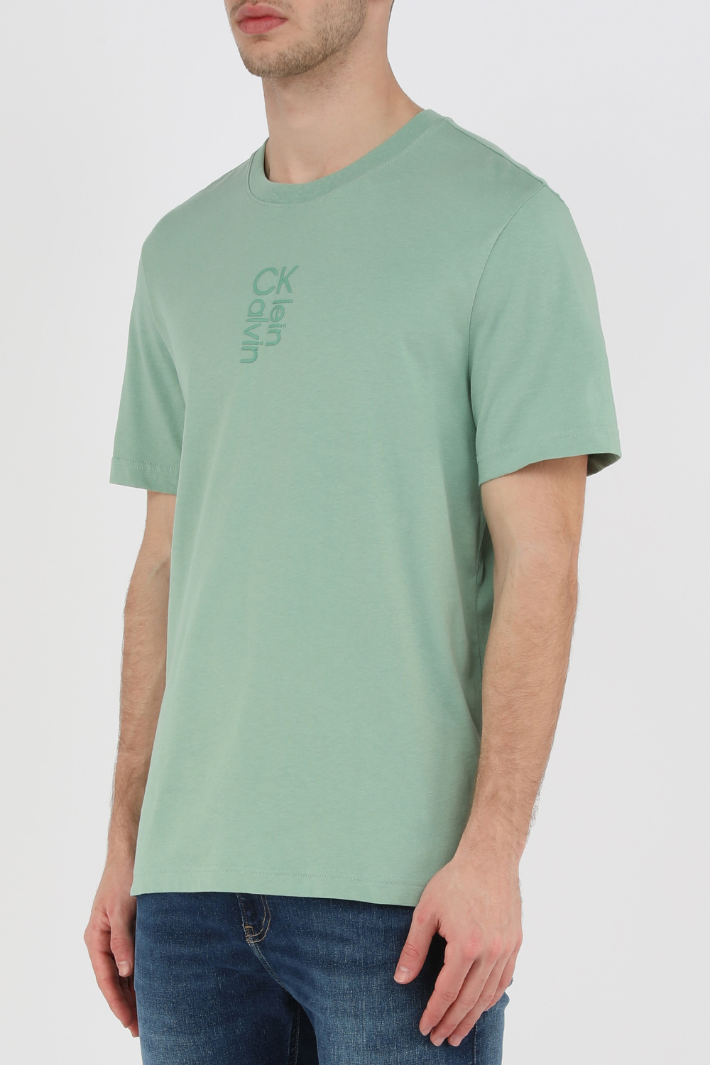 תמונת דוגמן קידמית של חולצה ירוקה עם לוגו היברידי