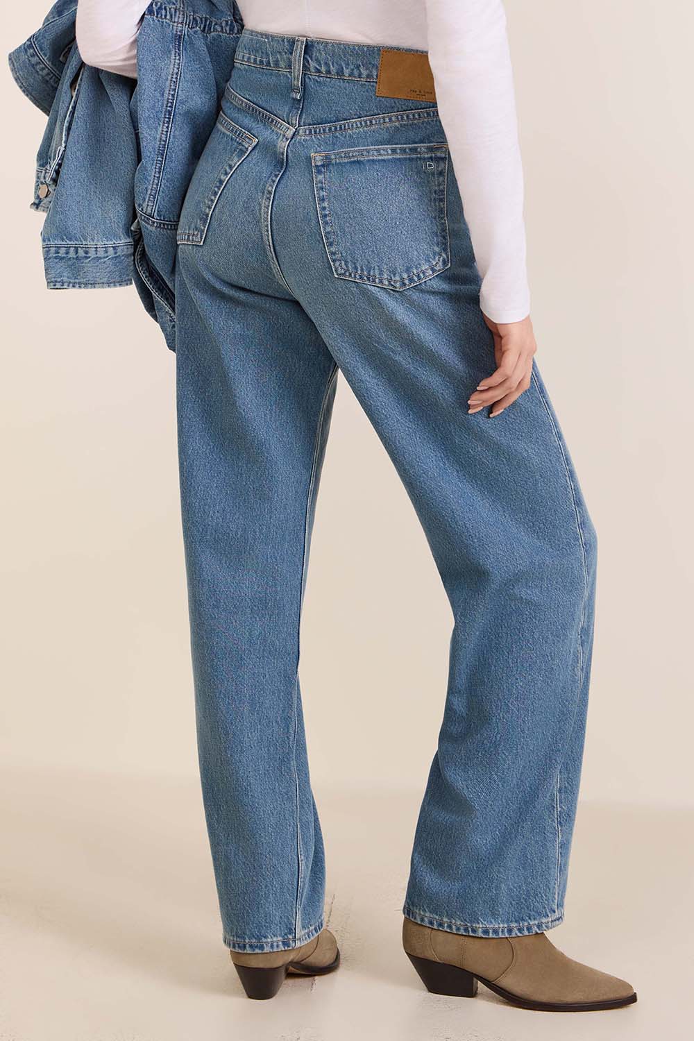 תמונת דוגמן אחורית של מכנסי ג'ינס בגזרה ישרה