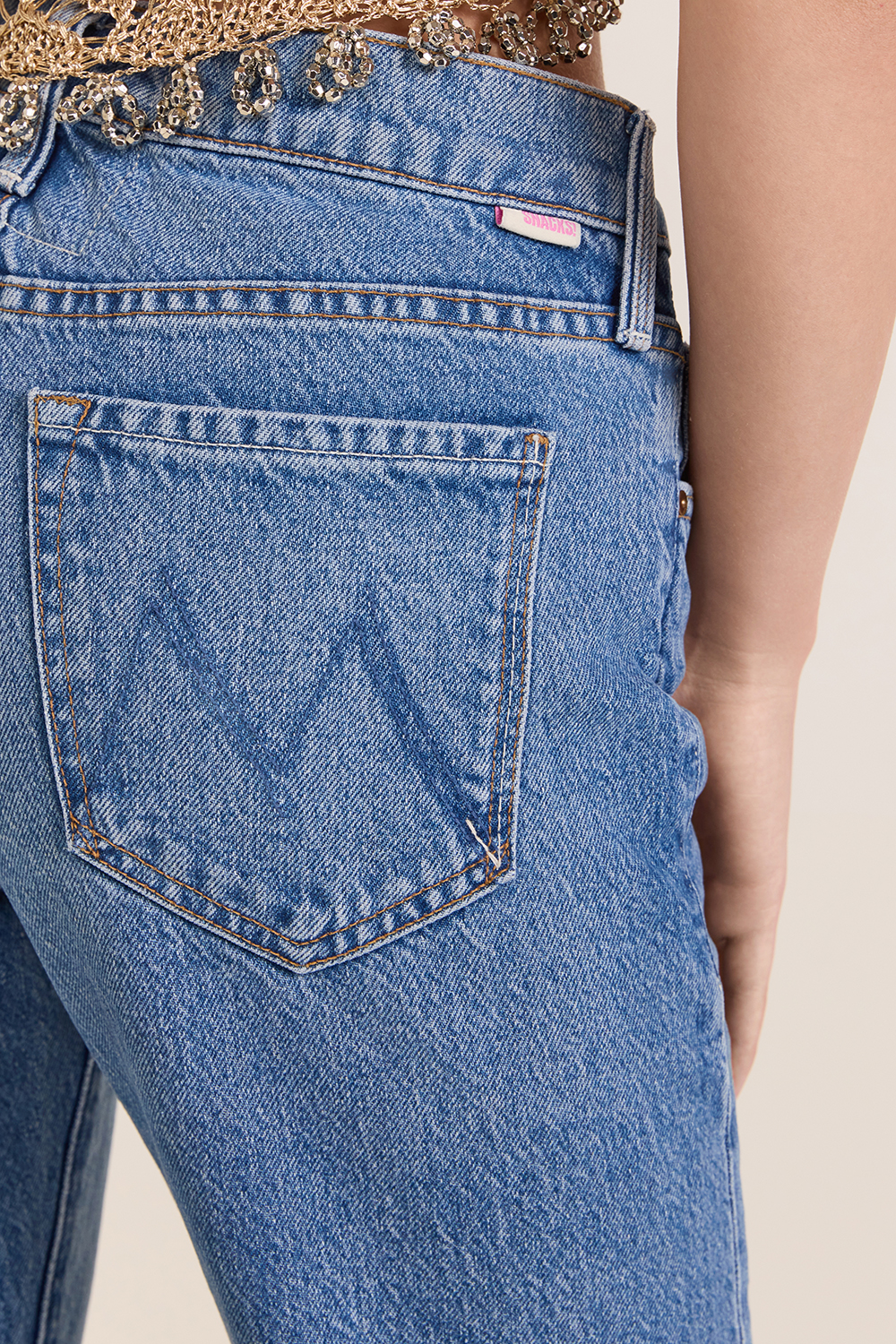 תמונת תקריב דוגמן של מכנסי ג'ינס ישרים