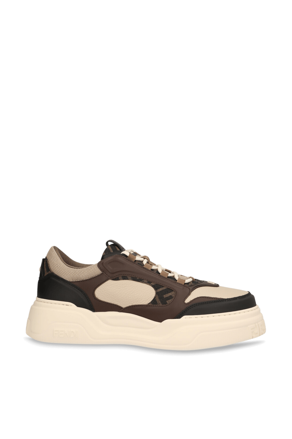 תמונה קידמית של נעלי סניקרס