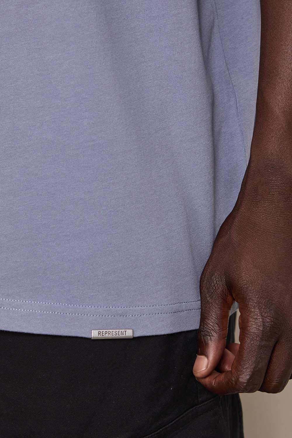 תמונת דוגמן אחורית של חולצת טי