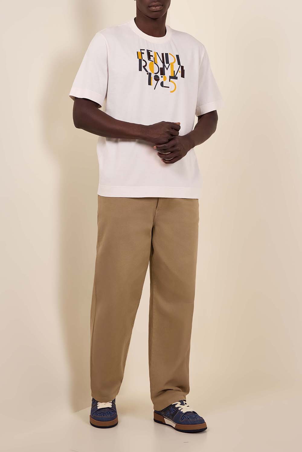 תמונת דוגמן קידמית של נעלי סניקרס ג'ינס