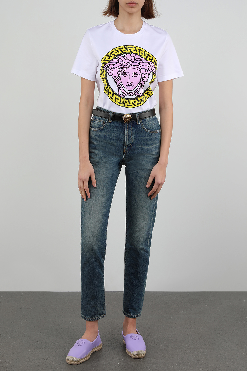 תמונת דוגמן קידמית של חגורת עור שחורה עם ראש מדוזה מוזהב