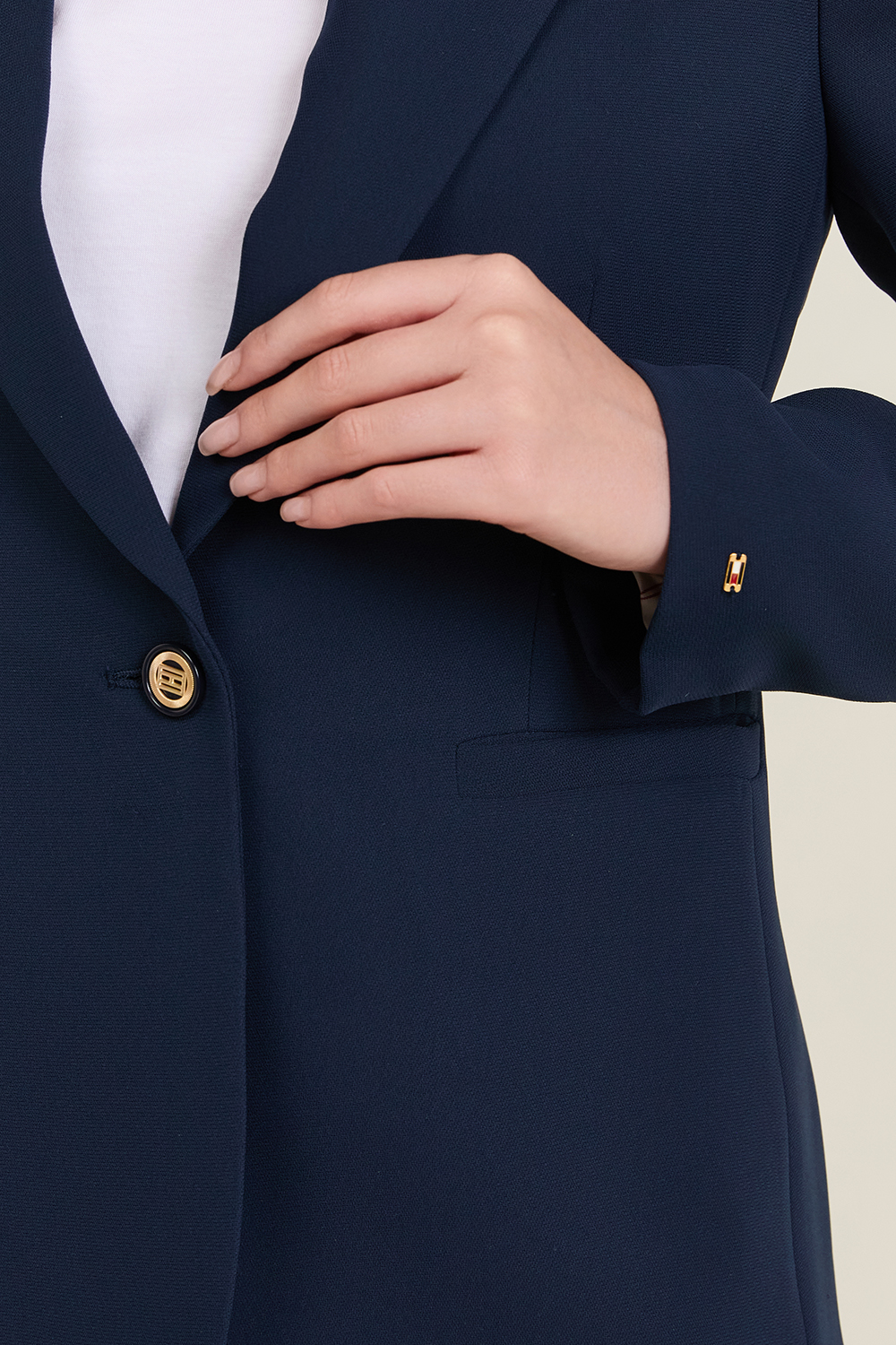 תמונת תקריב דוגמן של ז'קט מחוייט סלים פיט