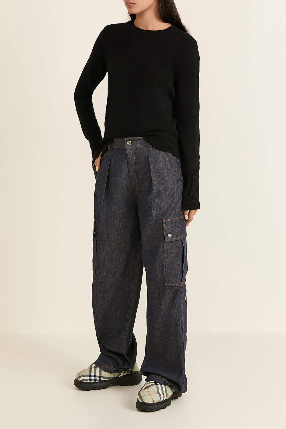 תמונת דוגמן קידמית של נעלי סניקרס