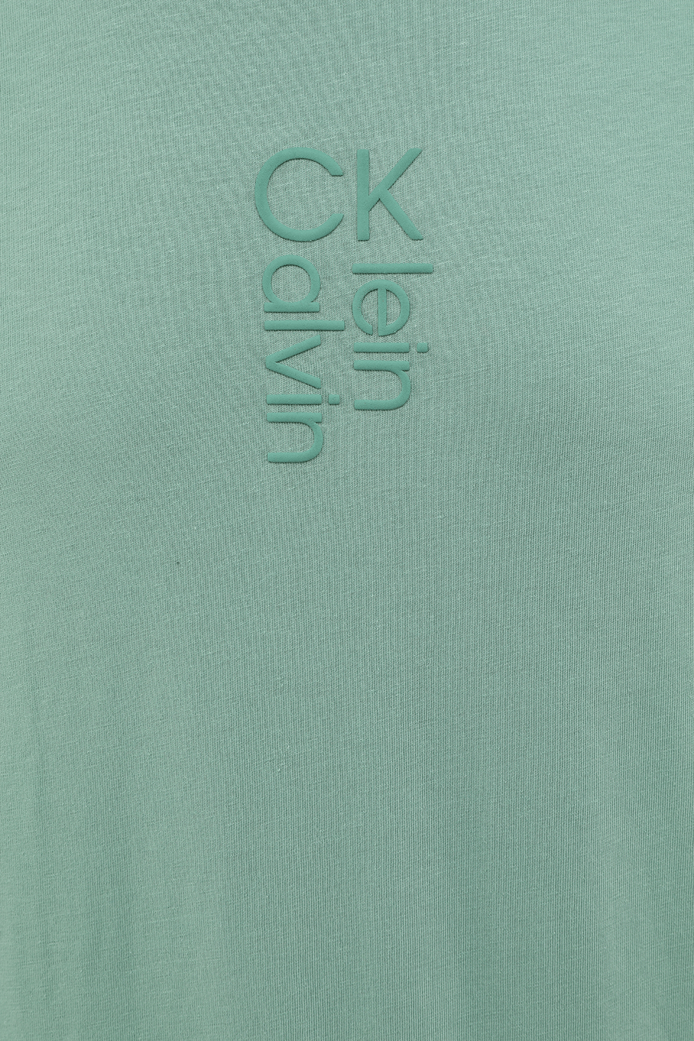 תמונה אחורית של חולצה ירוקה עם לוגו היברידי