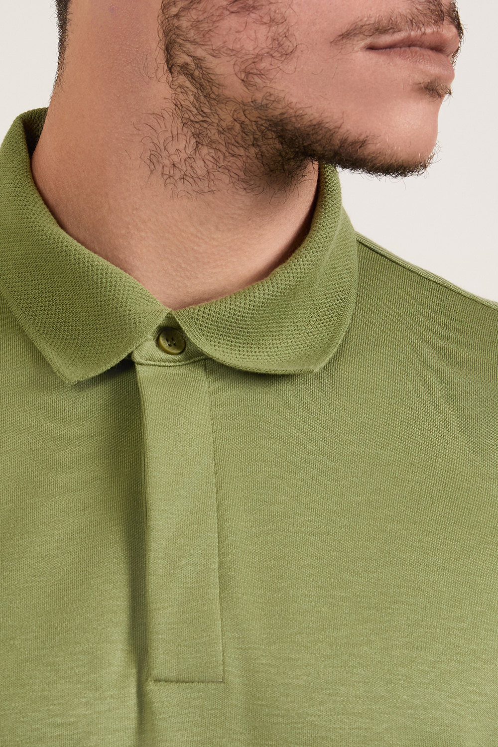 תמונת תקריב דוגמן של חולצת פולו סלים פיט