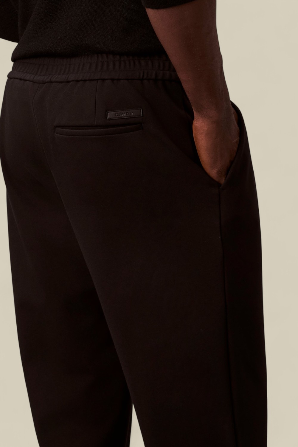 תמונת תקריב דוגמן של מכנסיים מחויטים