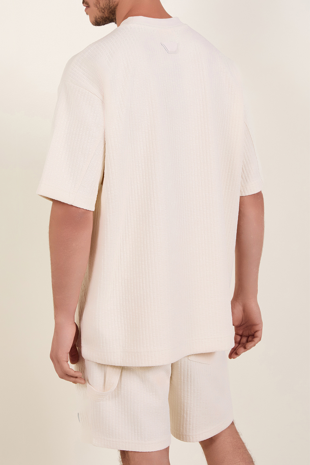 תמונת דוגמן אחורית של סט מכנסיים קצרים וחולצת טי