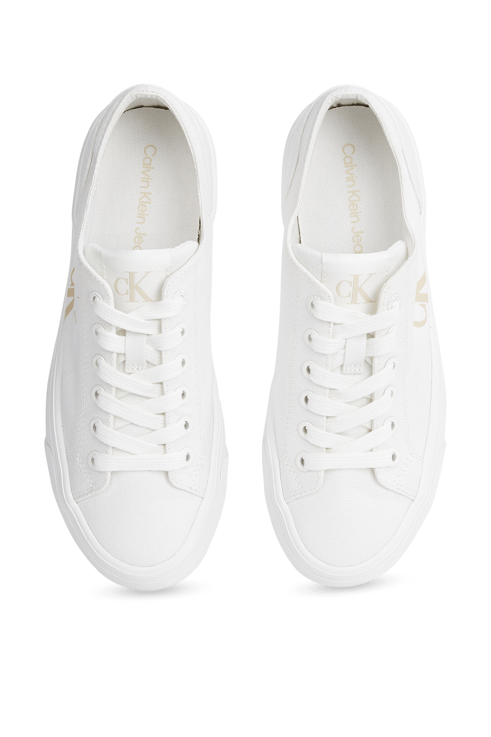 תמונת פנים של נעלי סניקרס פלטפורמה