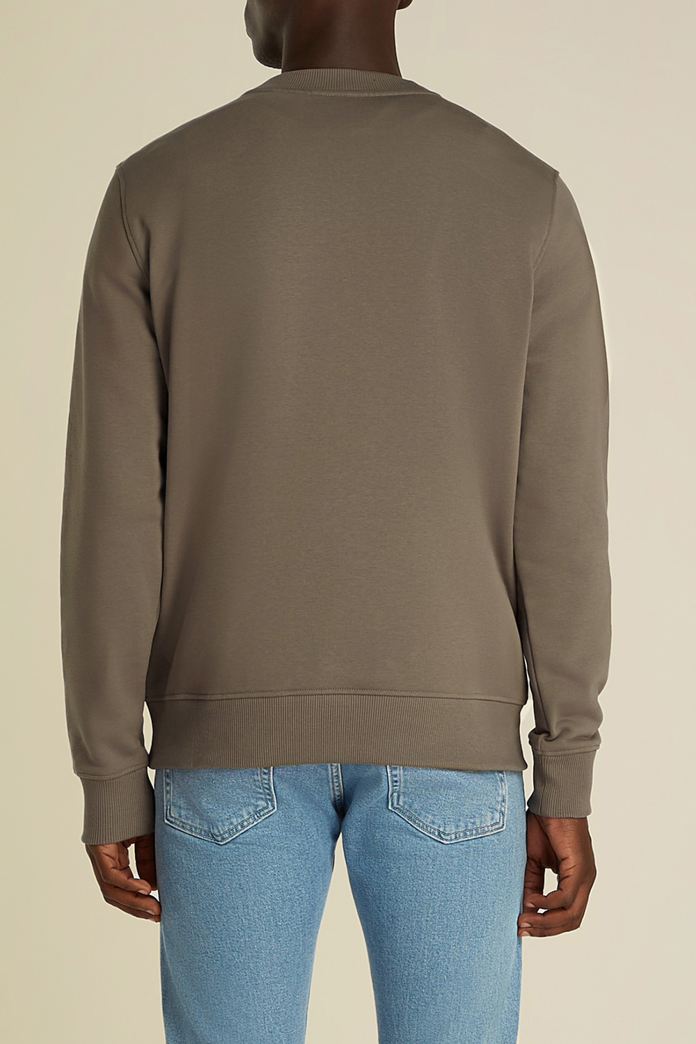 תמונת דוגמן אחורית של סווטשירט עם צווארון מעוגל