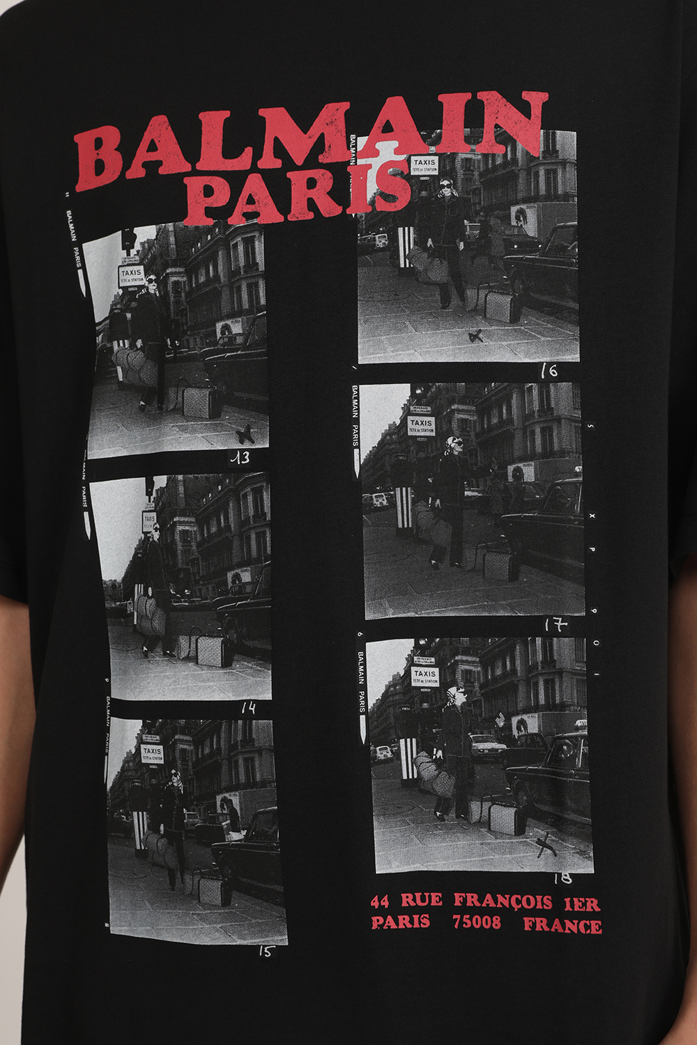 תמונת תקריב דוגמן של חולצת טי עם הדפס תמונות פולארויד