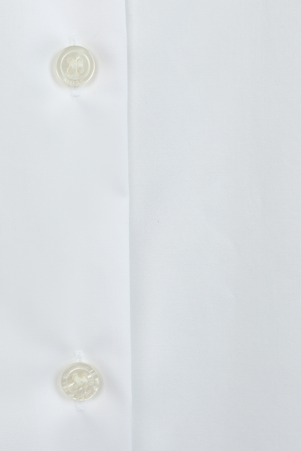 תמונה אחורית של חולצה מכופתרת לבנה מכותנה