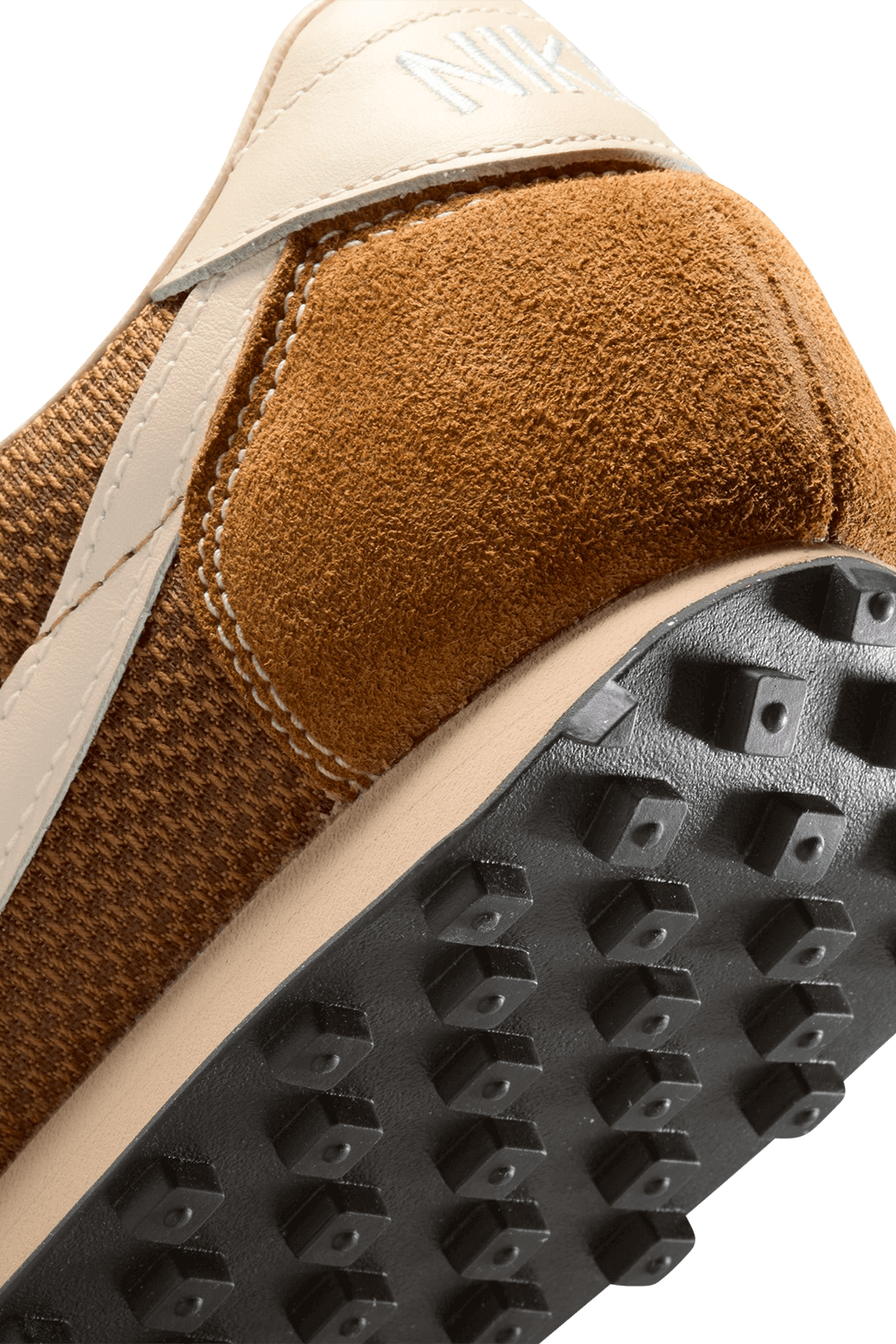 תמונת תקריב של נעלי סניקרס אל.די 1000