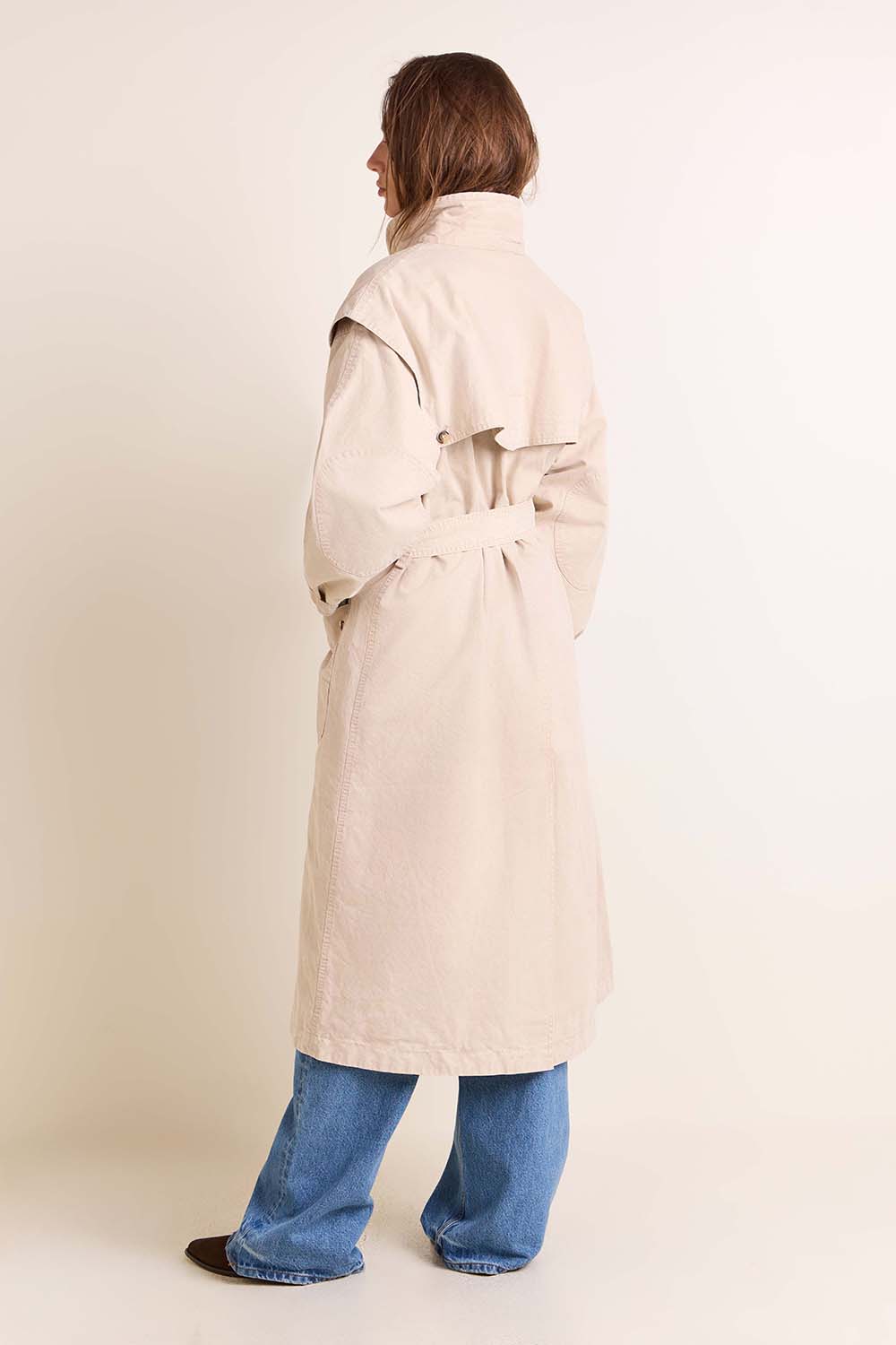 תמונת דוגמן אחורית של מעיל טרנץ'