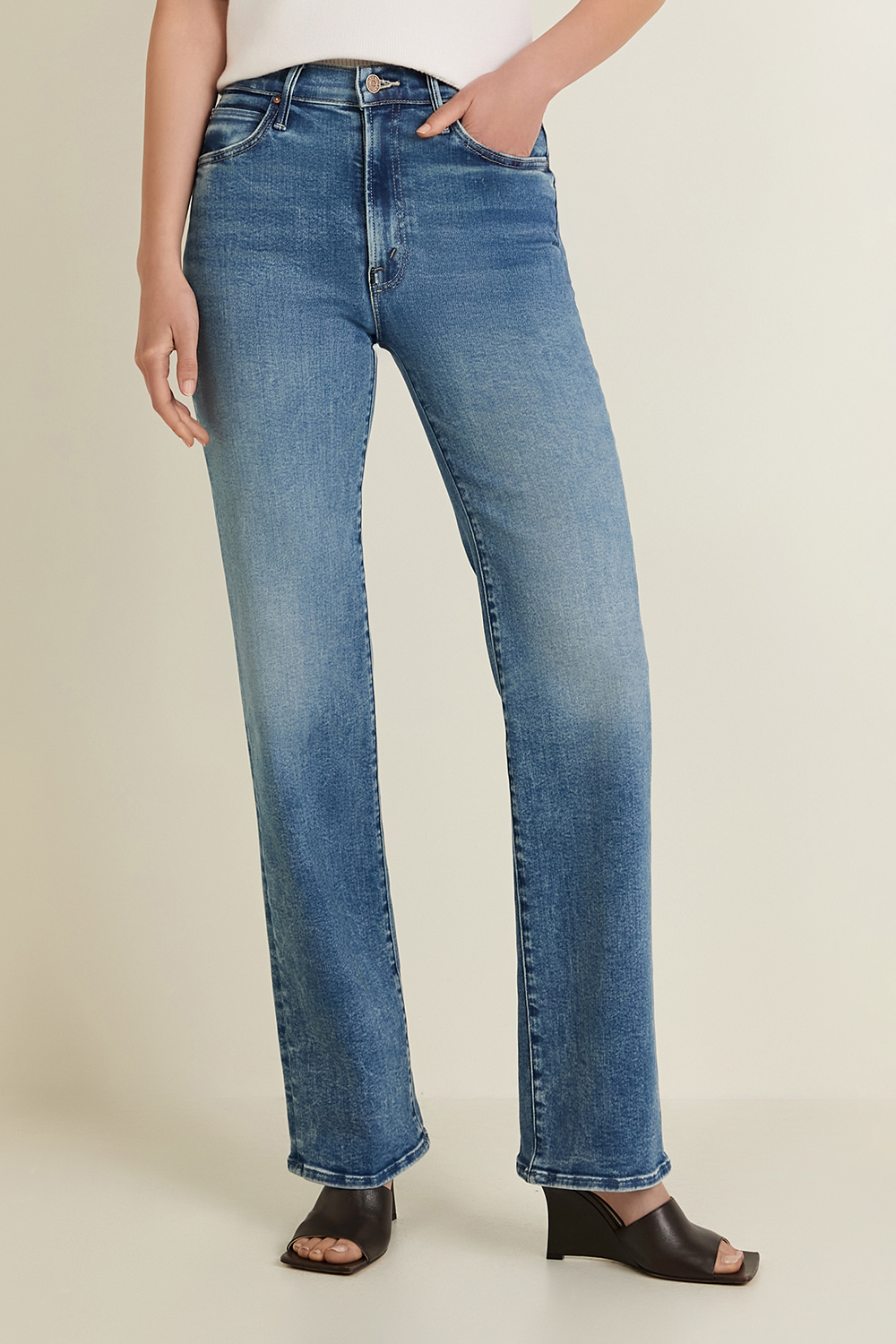 תמונת דוגמן קידמית של מכנסי ג'ינס בגזרה ישרה