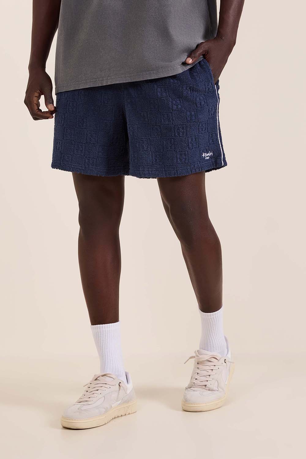 תמונת דוגמן קידמית של מכנסיים קצרים