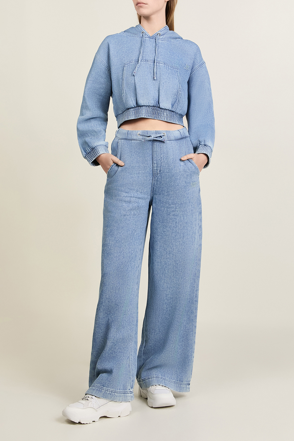 תמונת דוגמן קידמית של נעלי סניקרס