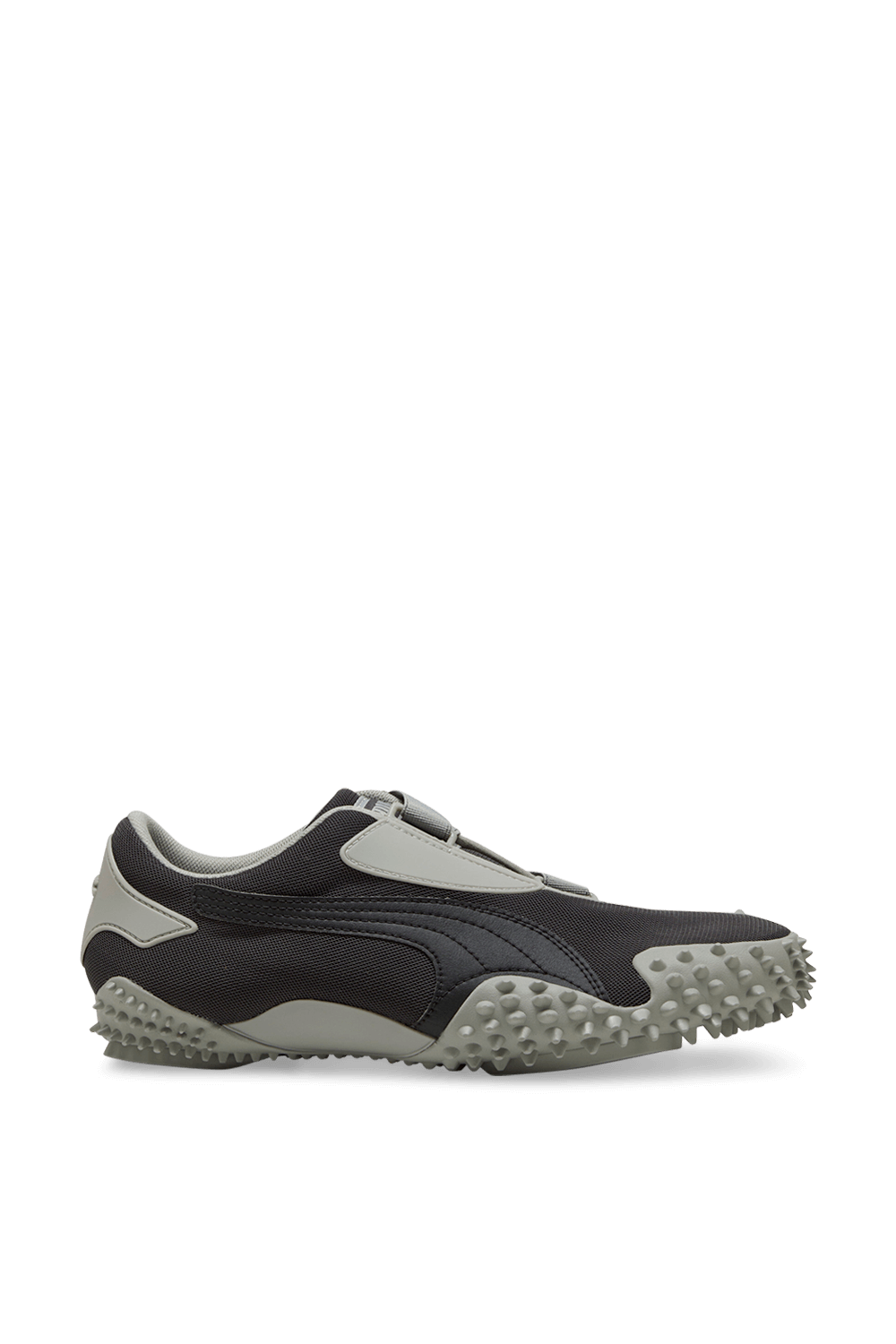 תמונה קידמית של נעלי סניקרס מוסטרו