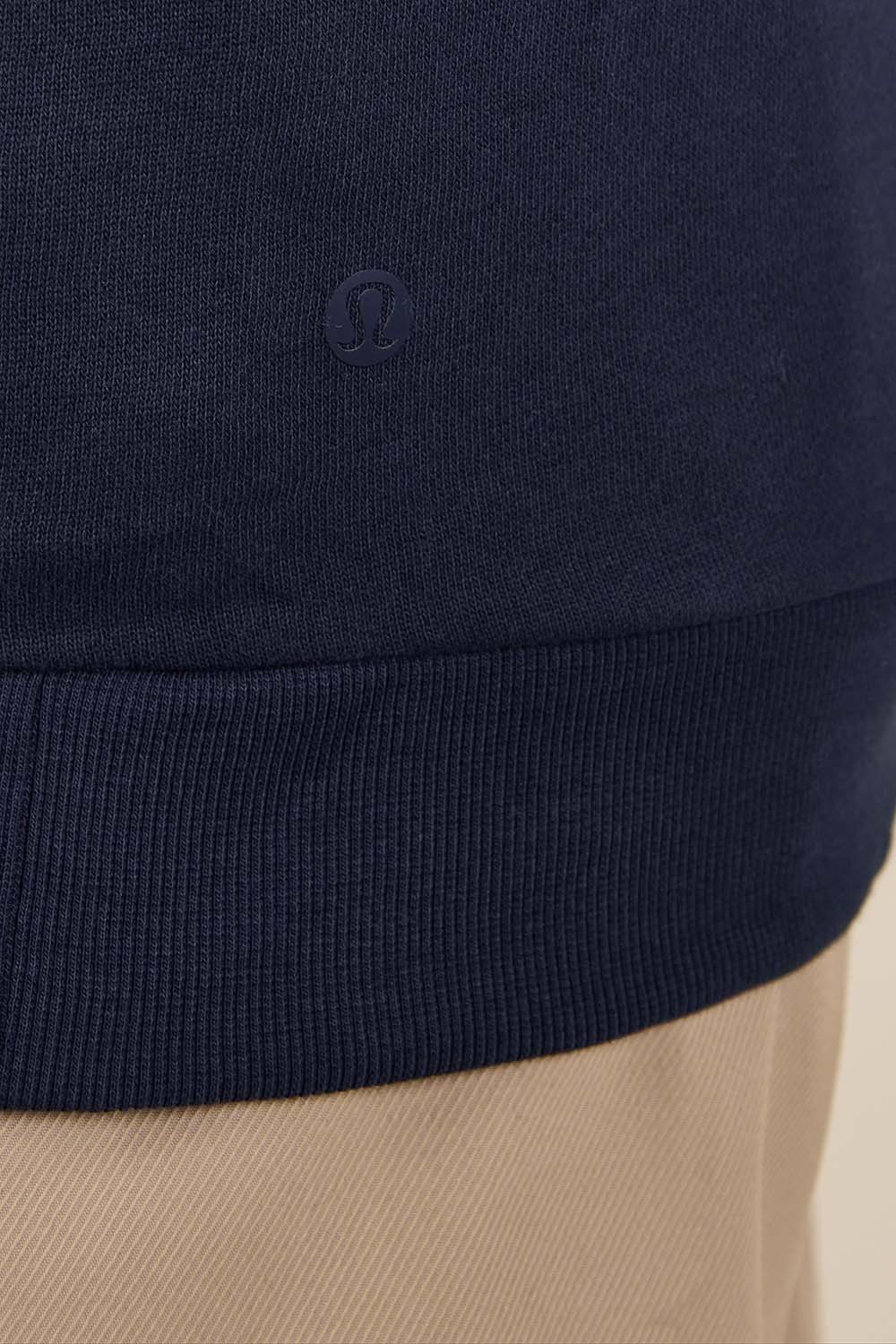 תמונת תקריב דוגמן של Steady State Pullover Hoodie