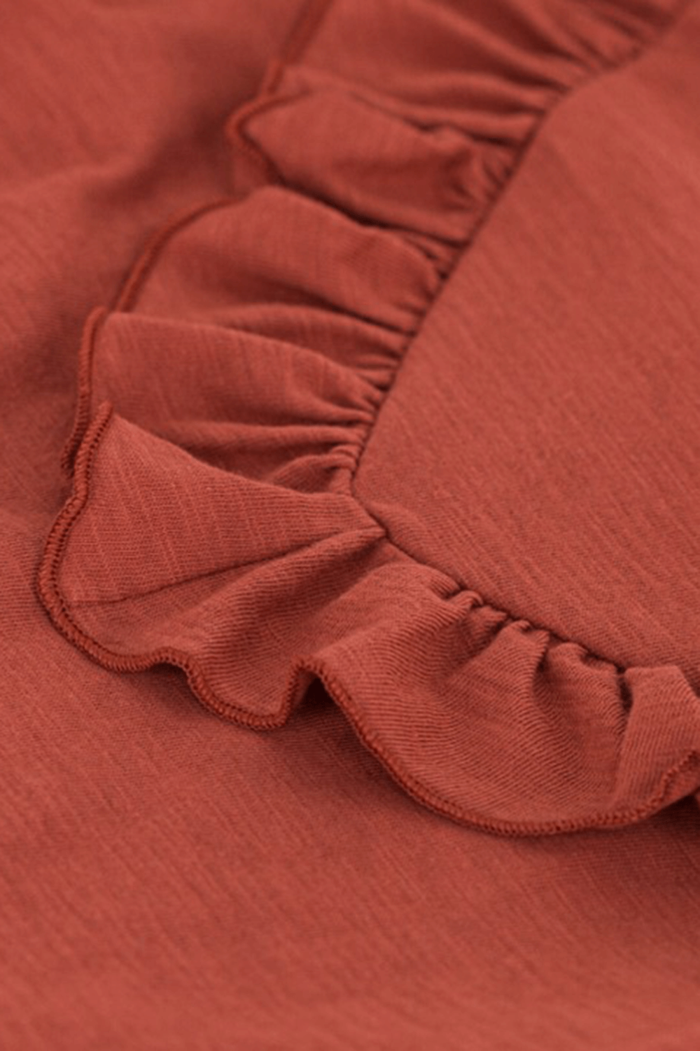 תמונת תקריב של חולצת טי עם מלמלה