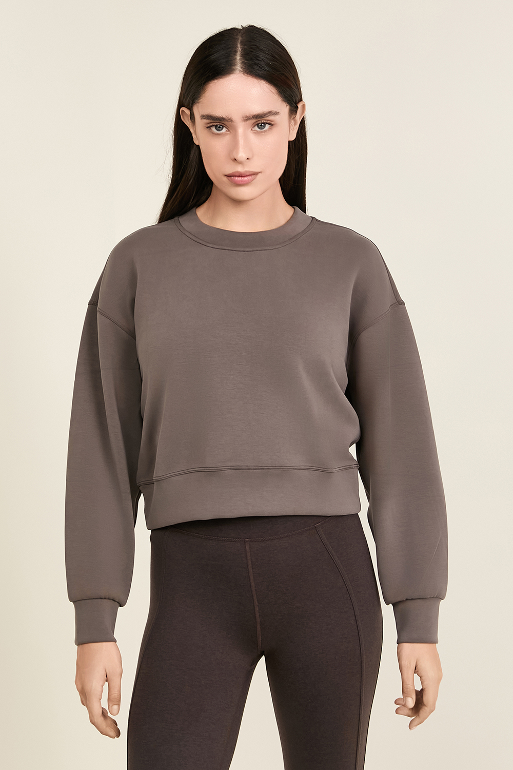 תמונת דוגמן קידמית של Perfectly Oversized Cropped Crew Softstreme