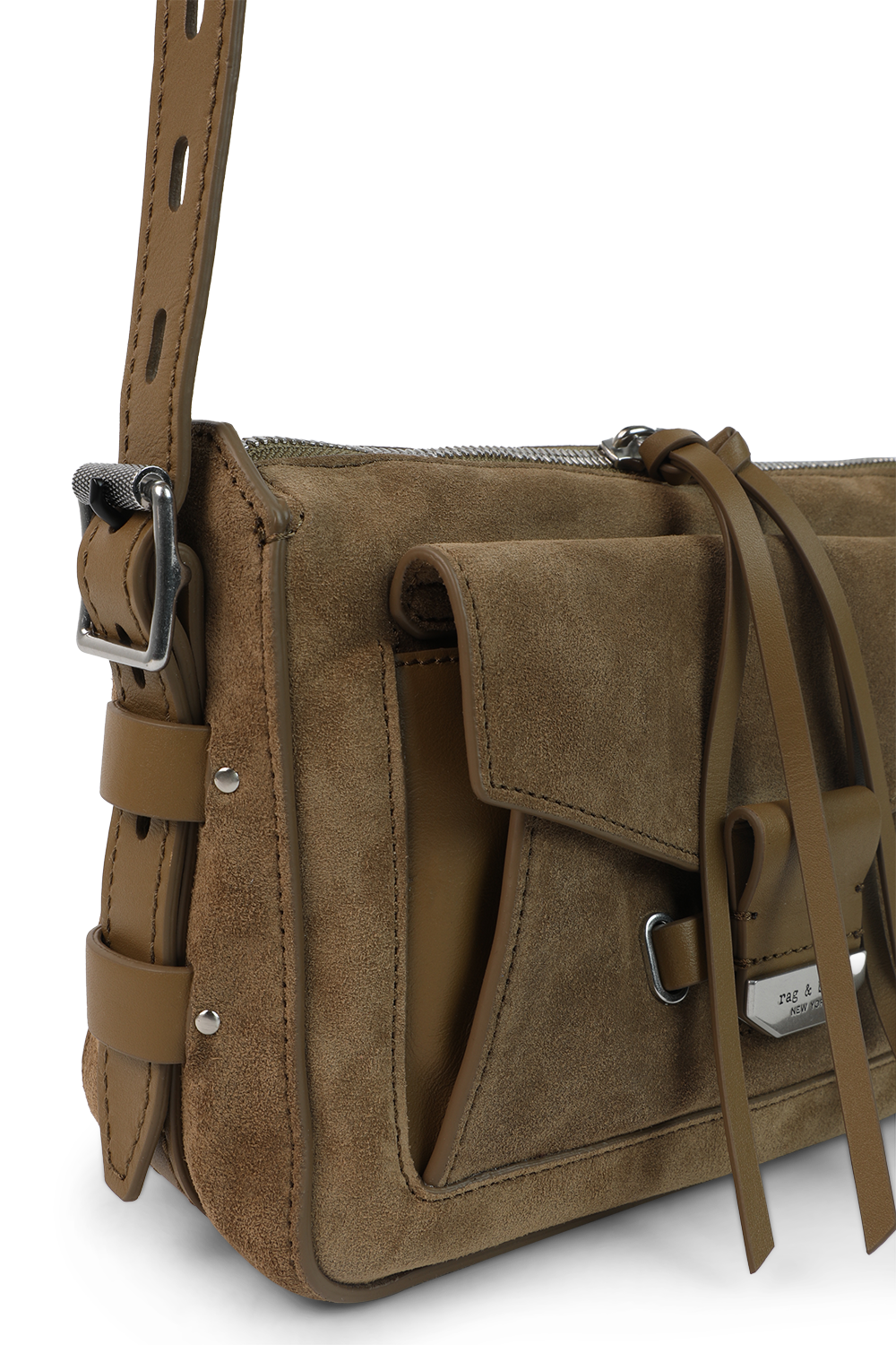 תמונת תקריב של תיק מסנג'ר קטן מעור זמש