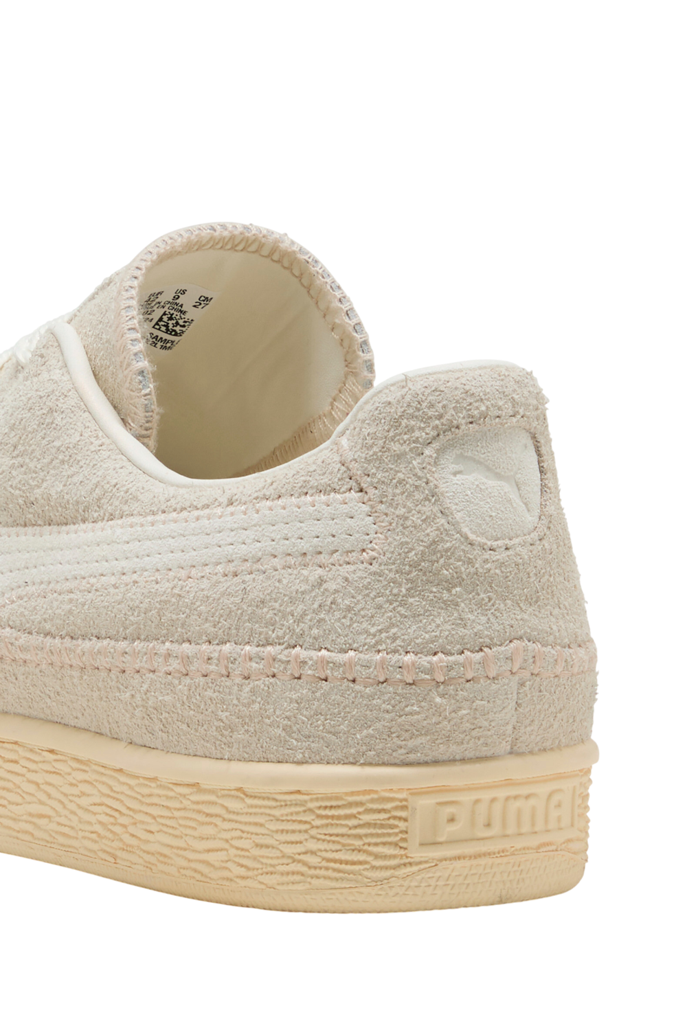 תמונת תקריב של נעלי סניקרס