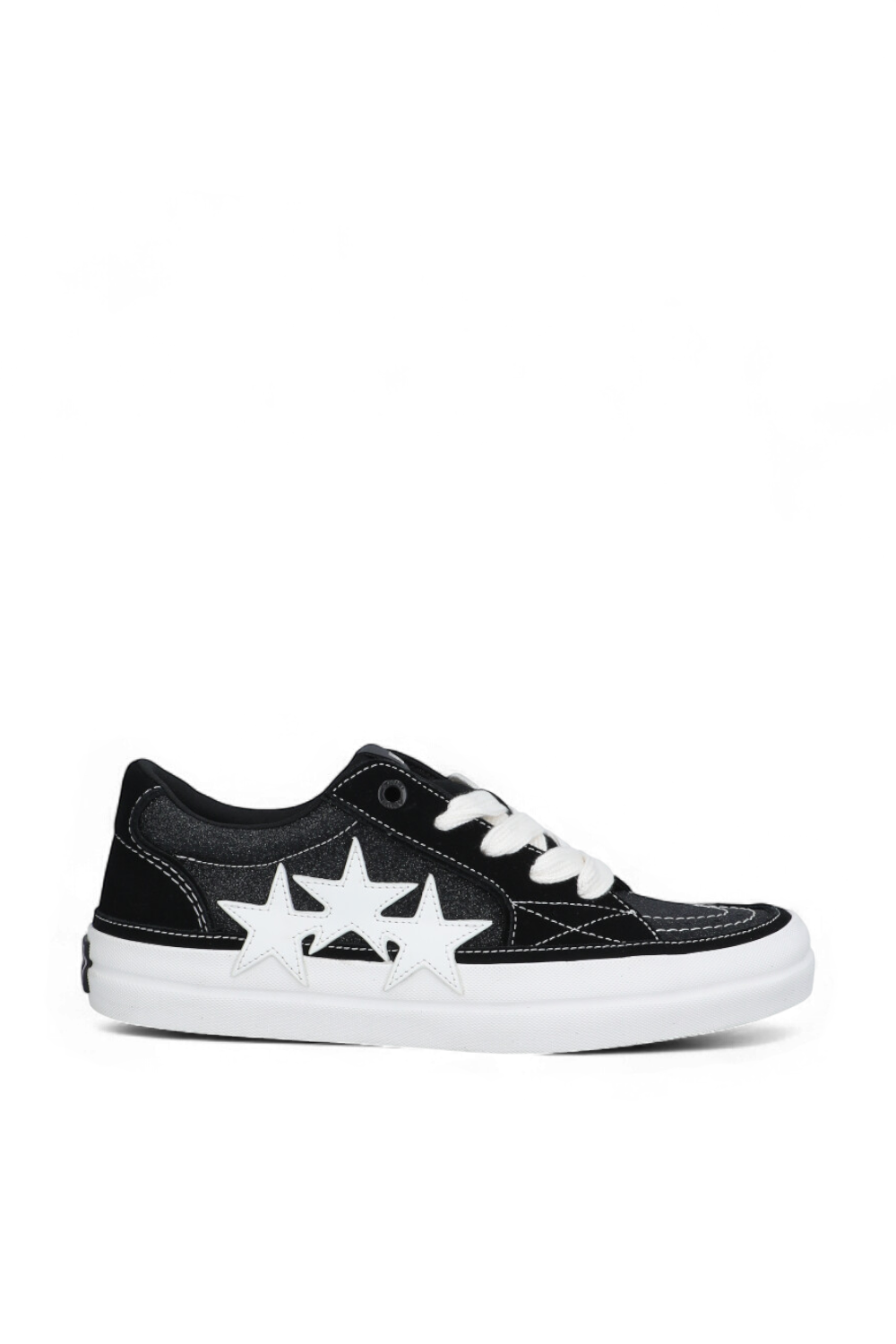 תמונה קידמית של נעלי סניקרס