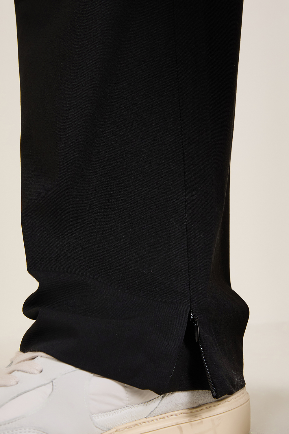 תמונת תקריב דוגמן של מכנסיים ארוכים