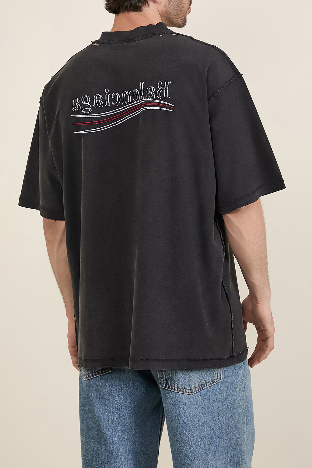 תמונת דוגמן אחורית של חולצת טי במראה משומש