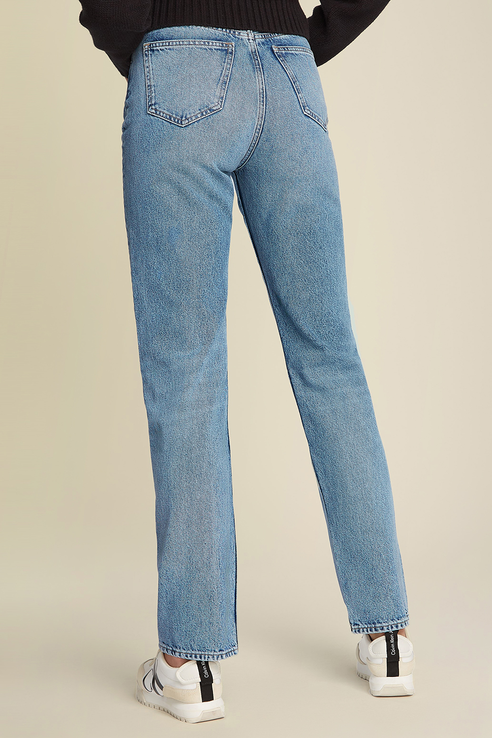 תמונת דוגמן אחורית של מכנסי ג'ינס בגזרה ישרה