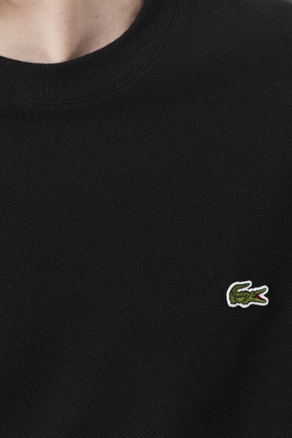 תמונת תקריב דוגמן של חולצת טי