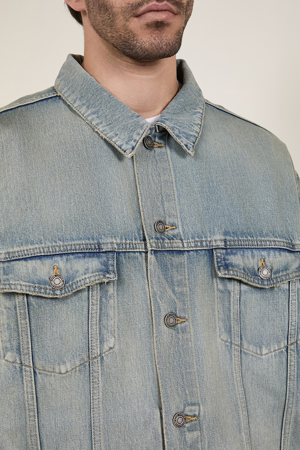 תמונת תקריב דוגמן של ז'קט ג'ינס