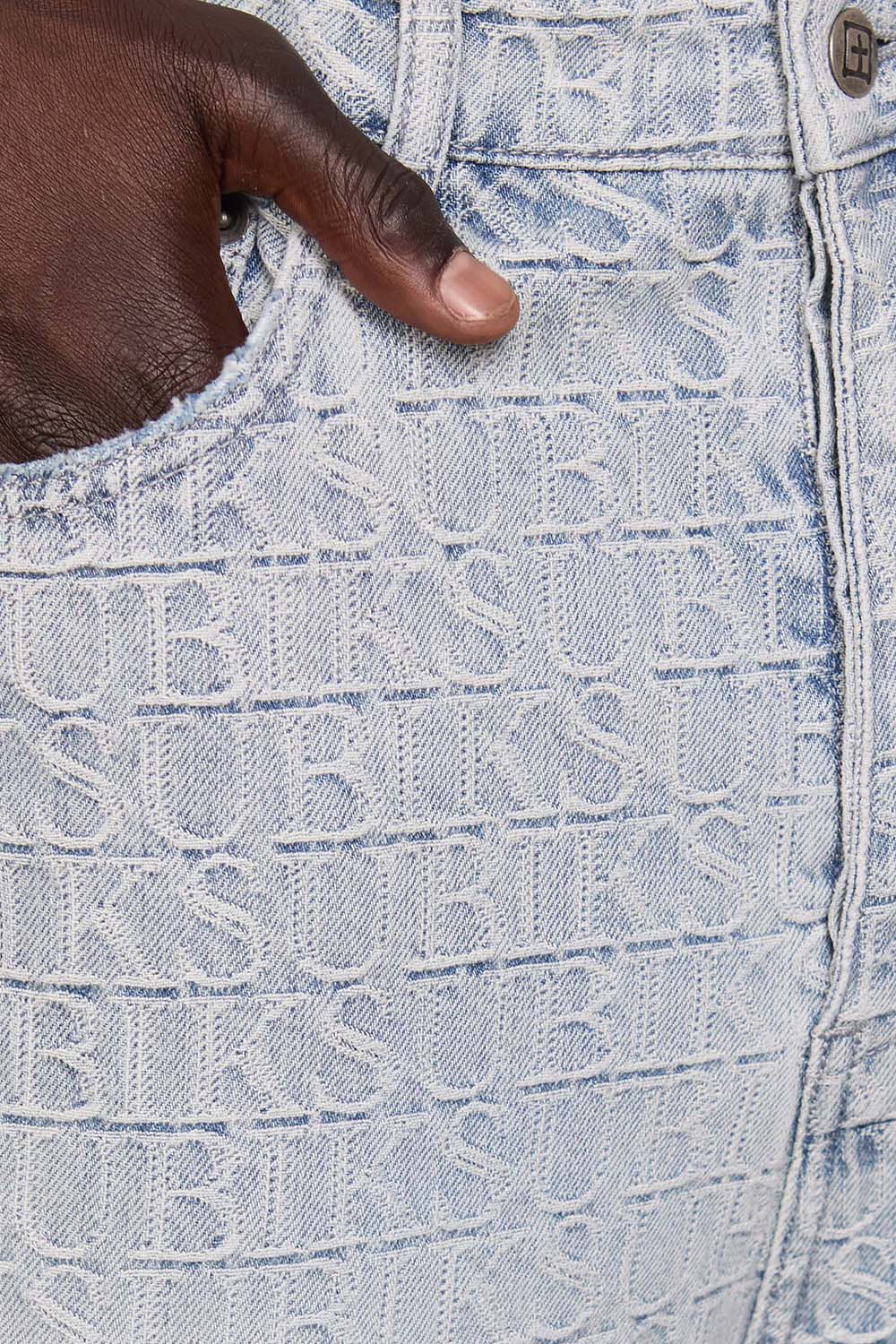 תמונת דוגמן אחורית של מכנסי ג'ינס קצרים אוברסייז