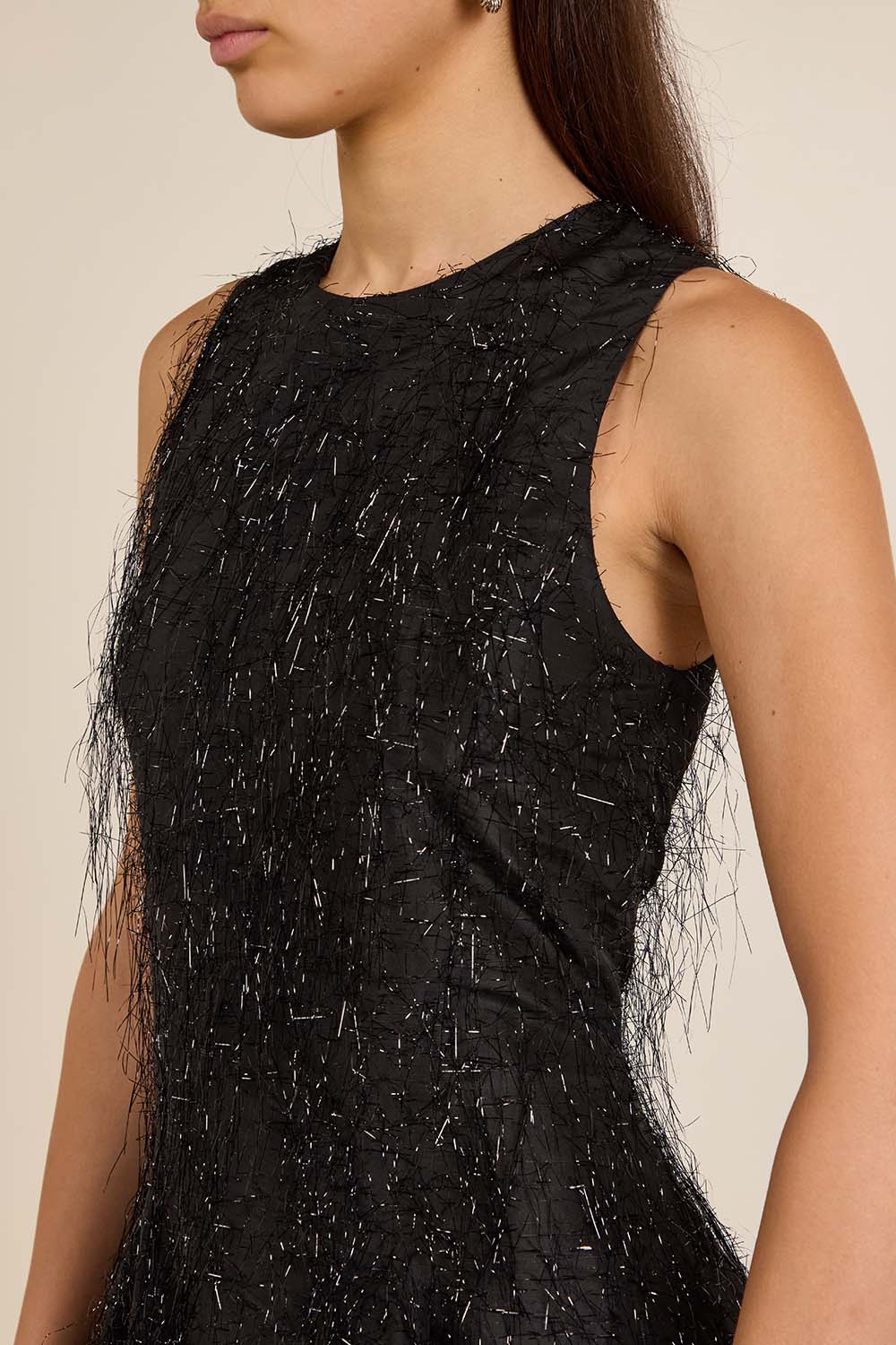 תמונת תקריב דוגמן של שמלת מידי טנסי