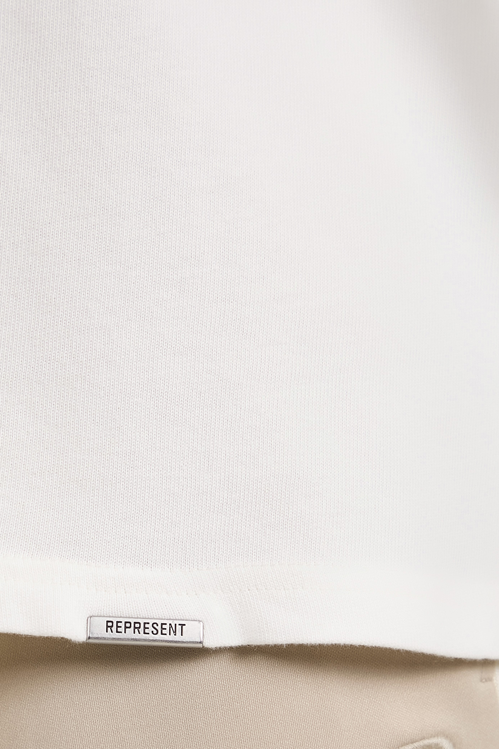 תמונת דוגמן אחורית של חולצת טי אוברסייז עם הדפס בגב