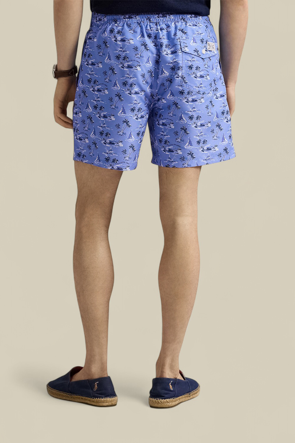 תמונת דוגמן אחורית של מכנסי בגד ים