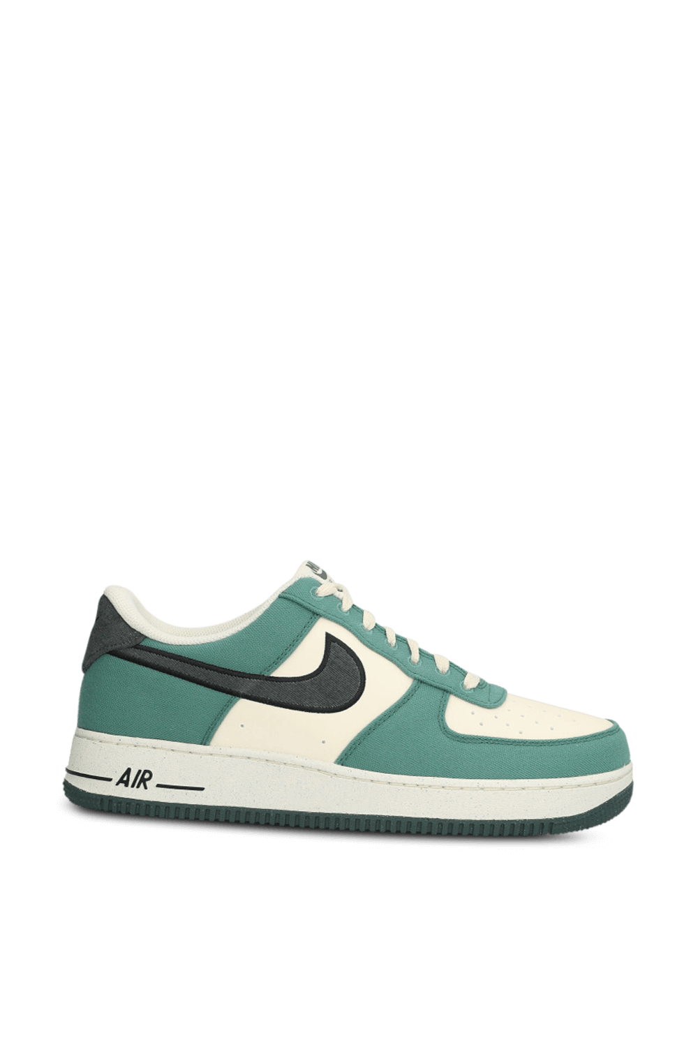 תמונה קידמית של נעלי סניקרס אייר פורס 1