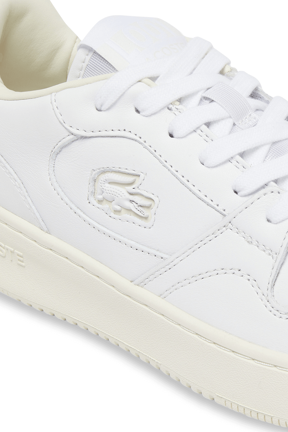 תמונת תקריב של נעלי סניקרס L001