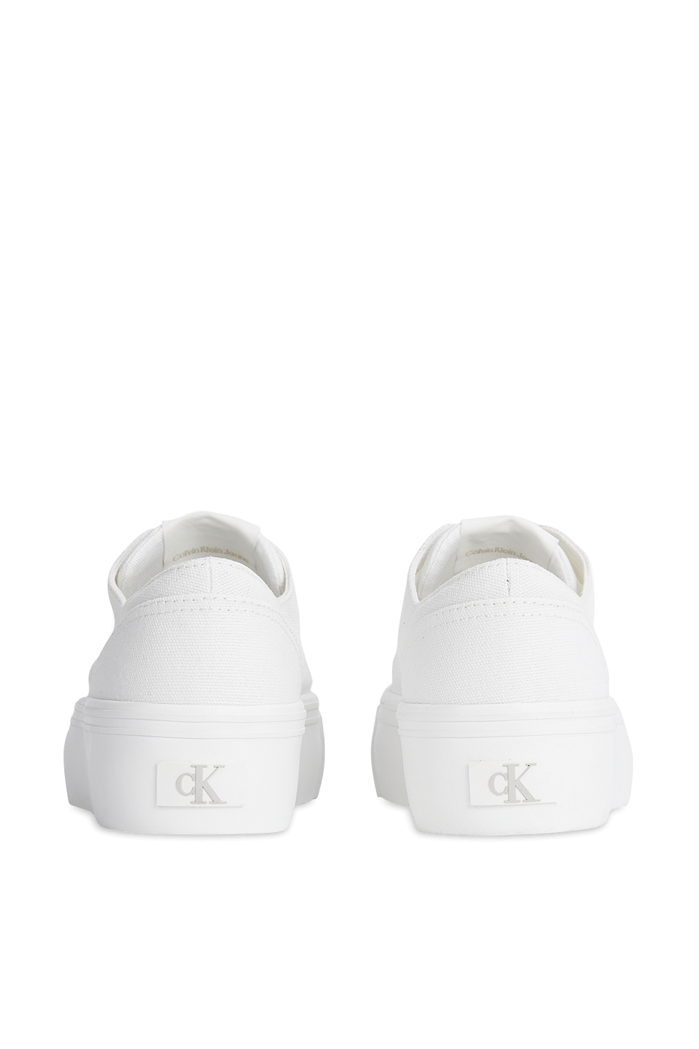 תמונת תקריב של נעלי סניקרס פלטפורמה