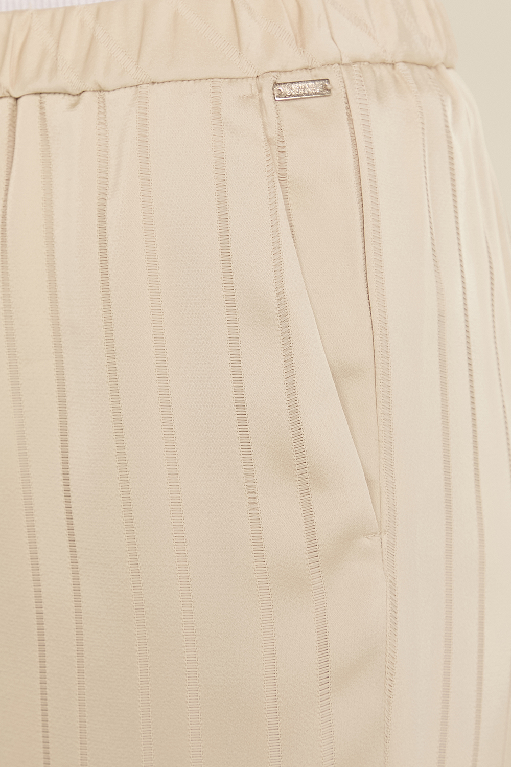 תמונת תקריב דוגמן של מכנסי ברמודה