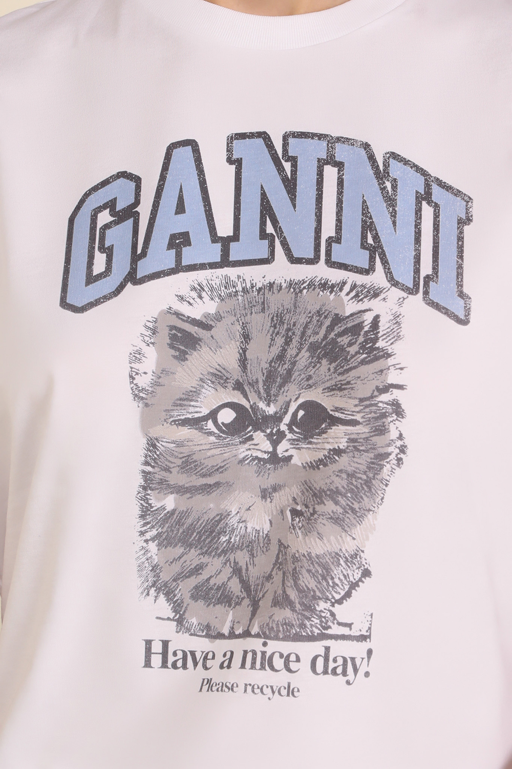 תמונת תקריב דוגמן של חולצת טי משוחררת