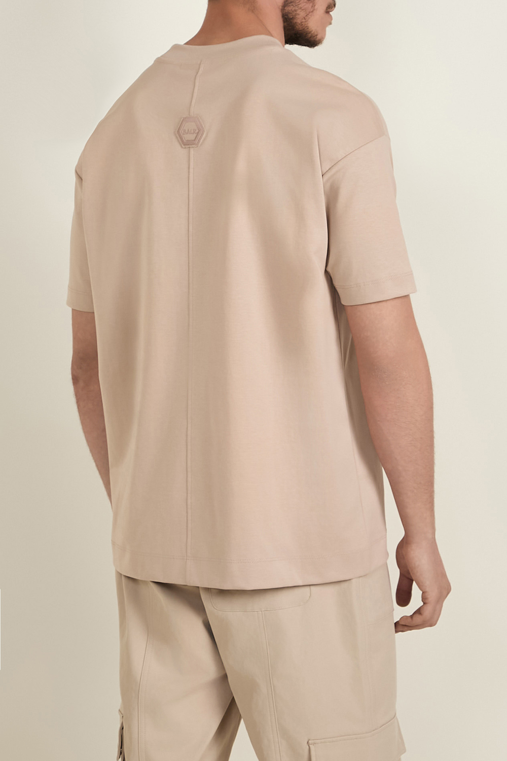 תמונת דוגמן אחורית של חולצת טי