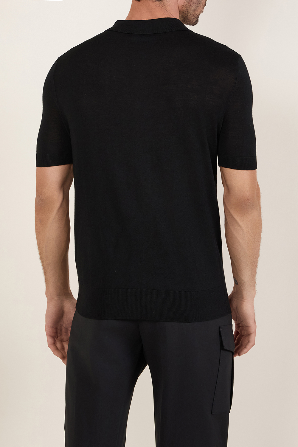 תמונת דוגמן אחורית של חולצת פולו קצרה